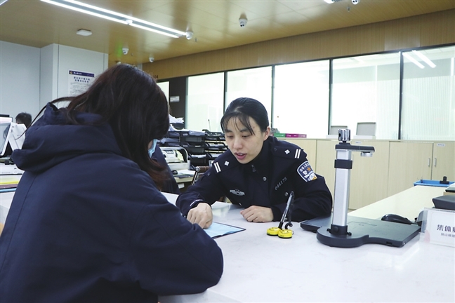 　　奚岚赟为办理户口的群众答疑解惑。　　苏州高新区警方供图