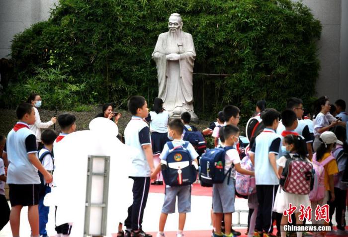 资料图：福州钱塘文博小学，学生经过校园里的孔子雕塑并鞠躬。 王东明 摄